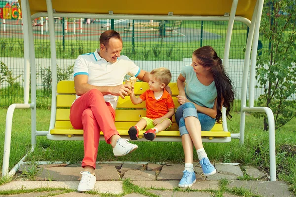 Moeder, vader en kind eten van ijs — Stockfoto