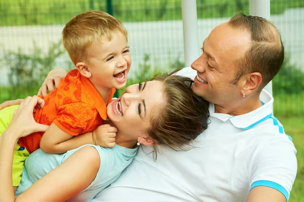 Ritratto di una famiglia felice. Mamma, papà e bambino — Foto Stock