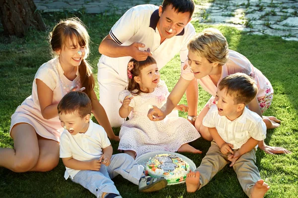 Lekfull familj utomhus. föräldrar med barn i sommar. Mamma, pappa och barn — Stockfoto