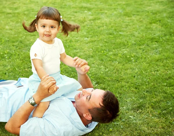 Pappa och dotter spela på gräset — Stockfoto