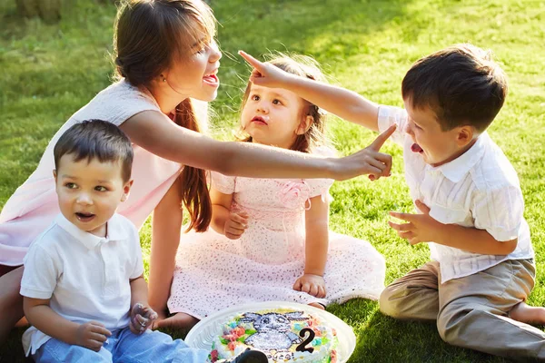 Glad rolig lekfulla barn utomhus i sommar — Stockfoto