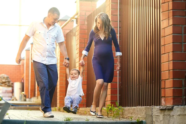 Spela familj utomhus. unga föräldrar med son på sommaren. Mamma, pappa och barn — Stockfoto