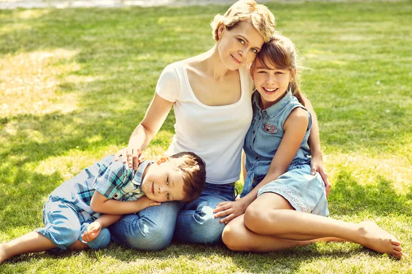 Retrato de una familia al aire libre. mamá con niños en el verano. Madre e hijos —  Fotos de Stock