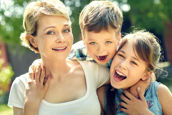 Ritratto di una famiglia all'aperto. mamma con bambini in estate. Madre e figli — Foto Stock