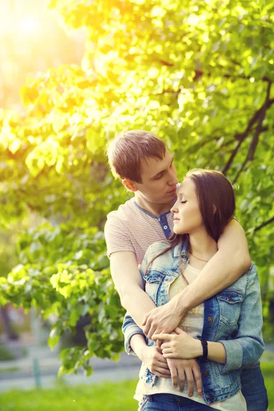 Pareja joven enamorada al aire libre. amante hombre y mujer en un paseo en un parque de verano — Foto de Stock