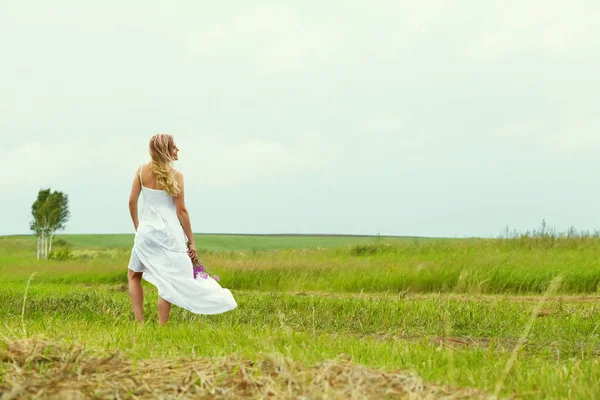 Retrato al aire libre de una mujer rubia de mediana edad. atractiva chica sexy en la carretera en un campo — Foto de Stock