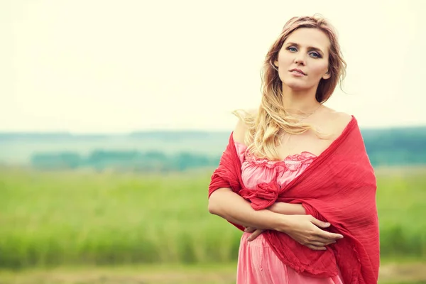 Retrato al aire libre de una hermosa mujer rubia de mediana edad — Foto de Stock