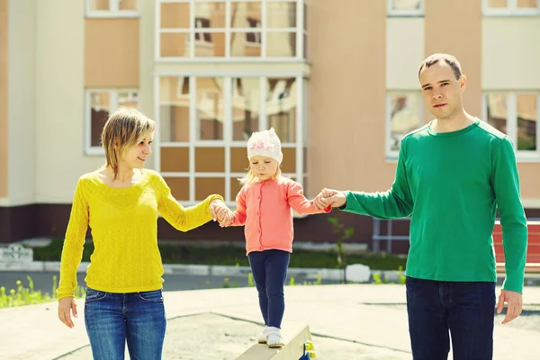 Glückliche Familie im Freien. junge Eltern mit Baby im Sommer spazieren gehen. Mutter, Vater und Kind — Stockfoto