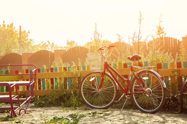 Bicicletta vintage in piedi vicino alla recinzione nel cortile — Foto Stock