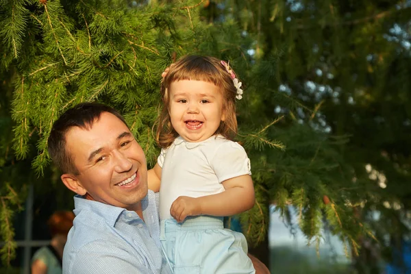 Spelar far och dotter. barn och pappa i sommar — Stockfoto