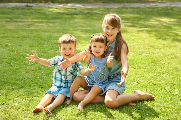 Bambini giocosi felici all'aperto nell'estate su erba in un cortile — Foto Stock