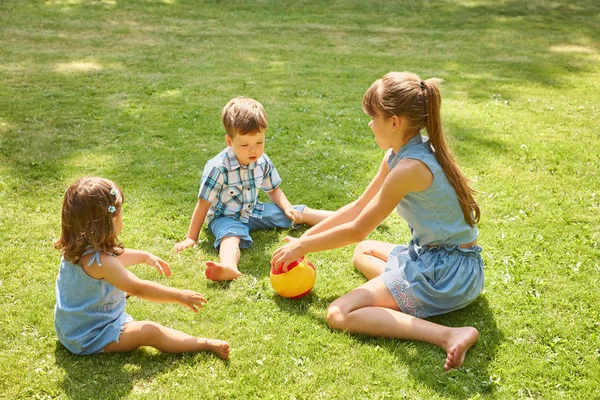 Bambini giocosi felici all'aperto nell'estate su erba in un cortile — Foto Stock