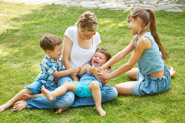 Lekfull familj utomhus. mamma med barn i sommar. Mor och barn — Stockfoto