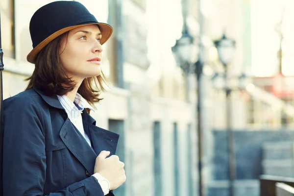 Наружный портрет стильной женщины в шляпе на улице — стоковое фото