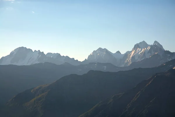 Vista su un paesaggio alpino estivo. sfondo naturale di montagna — Foto Stock