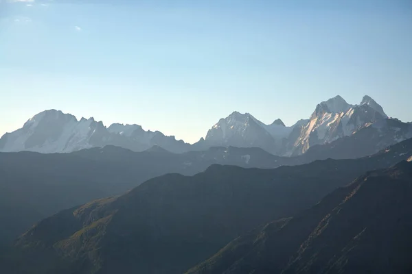 Weergave van een alpiene zomer-landschap. natuurlijke berg achtergrond — Stockfoto