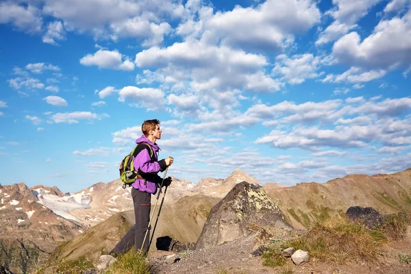 Horolezec na stezce v horách. muž s batohem v výlet — Stock fotografie