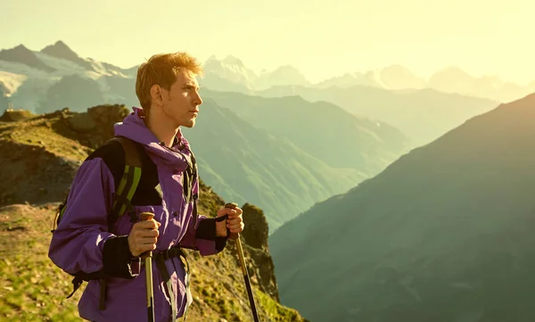 山の道で登山家。ハイキングのバックパックを持つ男 — ストック写真