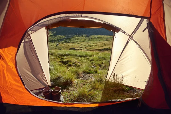 Туристические сапоги, стоящие на выходе из палатки — стоковое фото