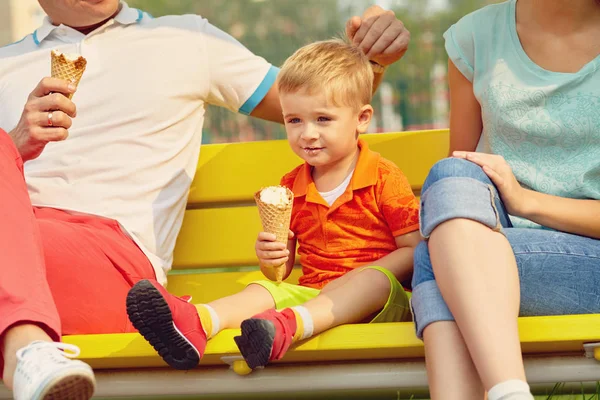 Outdoor portrait of a family. Mom, dad and child eating ice cream — Stock Photo, Image