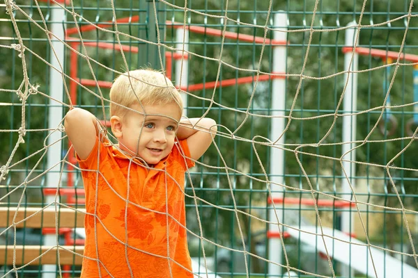 komik küçük çocuk bahçesi ile kılavuz futbol kapısı'nın üzerinde. Çocuk spor zemin üzerinde oynama