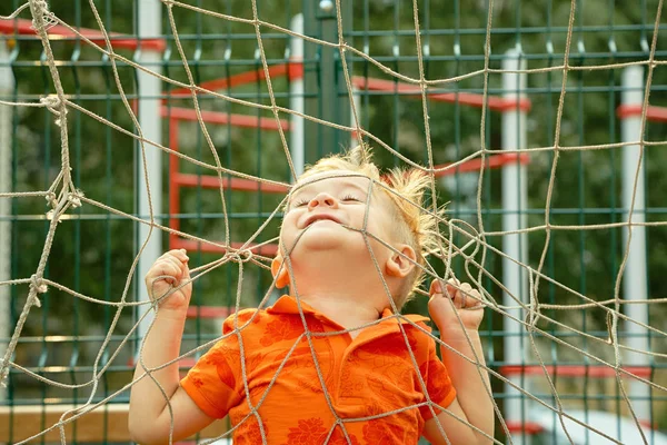 komik küçük çocuk bahçesi ile kılavuz futbol kapısı'nın üzerinde. Çocuk spor zemin üzerinde oynama