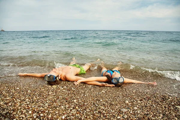 Pai e filha têm um resto no mar. família na praia de férias — Fotografia de Stock