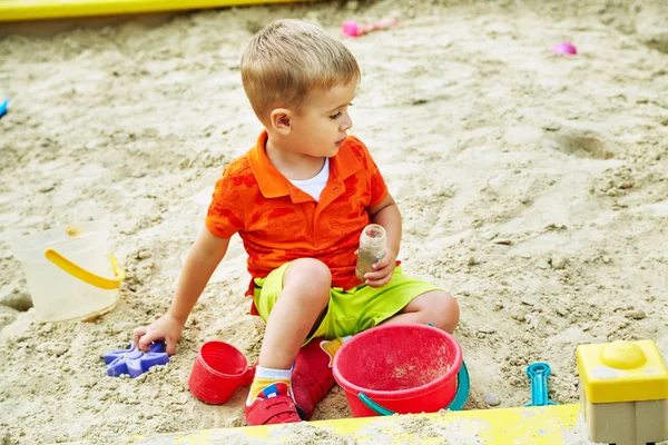 Ragazzino al parco giochi. giocare bambino in sandbox — Foto Stock