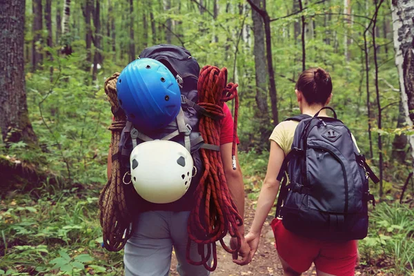 Wanderpaar im Wald. Sportler mit Rucksäcken unterwegs in der Natur — Stockfoto