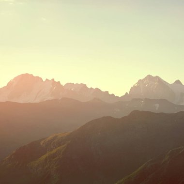 Alp manzara. doğal dağ arka plan. Tonlama Vintage ve retro Stilizasyon