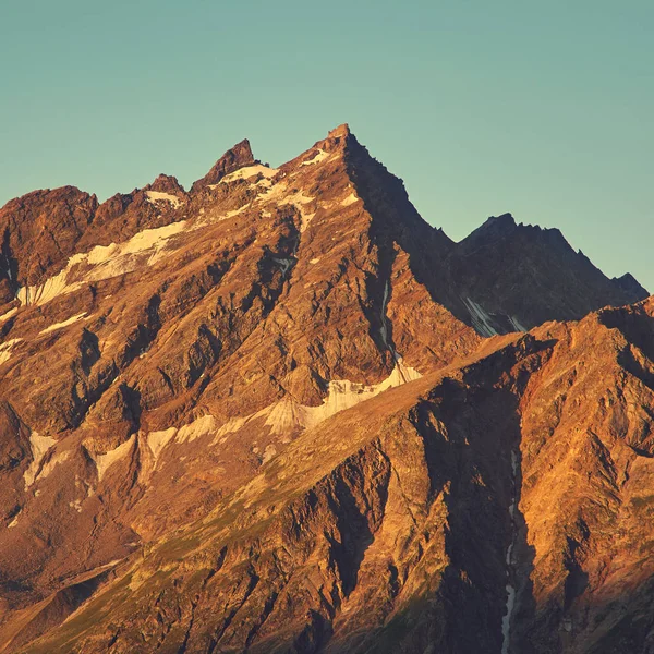 Alpine landschap. natuurlijke berg achtergrond. Vintage toning en retro stilering — Stockfoto