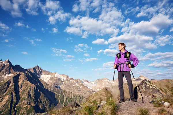 Climber on trail in the mountains. a man with backpack in a hike — Stock Photo, Image