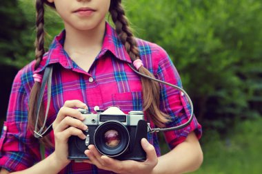 genç kız ile bir fotoğraf makinesi. eski fotoğraf makinesi