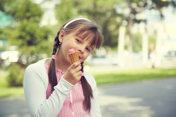 Ritratto di una ragazza. bambino che mangia gelato — Foto Stock