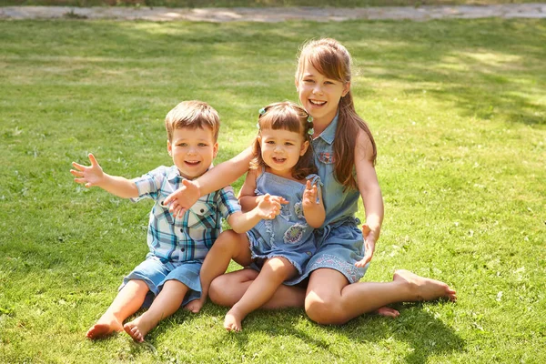 Bambini giocosi all'aperto in estate sull'erba in un cortile — Foto Stock