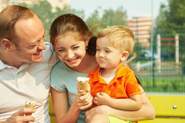 一个幸福的家庭的肖像。妈妈、爸爸和孩子吃冰淇淋 — 图库照片