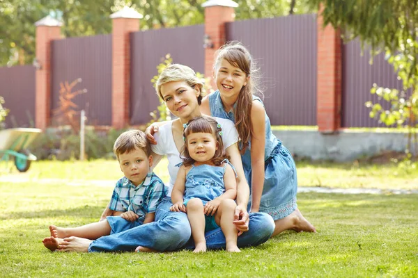 Famiglia giocosa all'aperto. mamma con bambini in estate. Madre e figli — Foto Stock