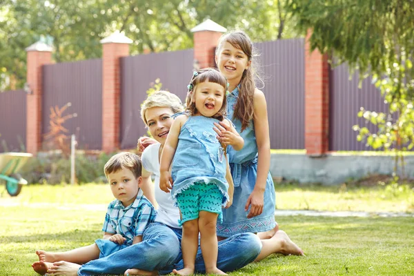 Lekfull familj utomhus. mamma med barn i sommar. Mor och barn — Stockfoto