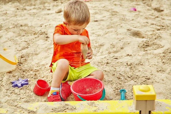 Ragazzino al parco giochi. giocare bambino in sandbox — Foto Stock