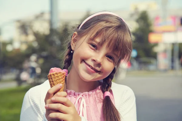 Portrait of a girl. child eating ice cream — Stock Photo, Image