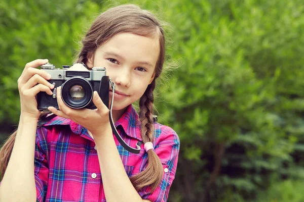 Nastoletnie dziewczyny z kamery. stary aparat fotograficzny — Zdjęcie stockowe