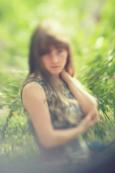 Vervagende outdoor portret van een mooie vrouw — Stockfoto