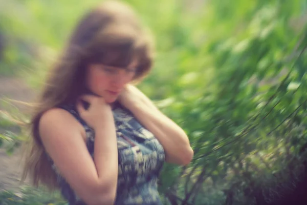 Oskärpa utomhus porträtt av en vacker kvinna — Stockfoto