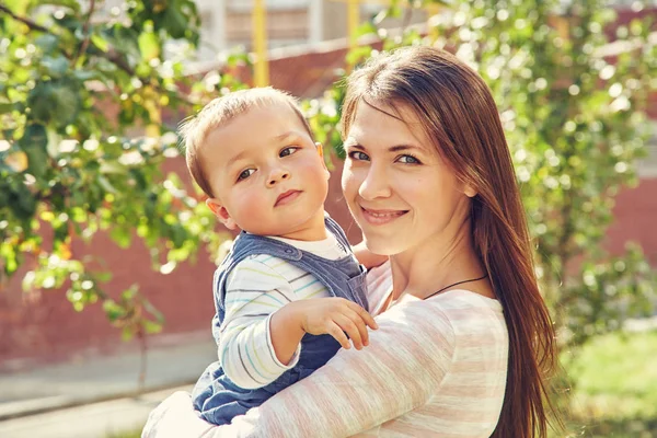 Porträt einer jungen Mutter mit Baby. Mutter und Sohn lizenzfreie Stockbilder