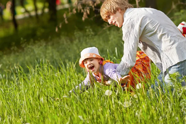 Lycklig far och dotter för en promenad sommardag — Stockfoto