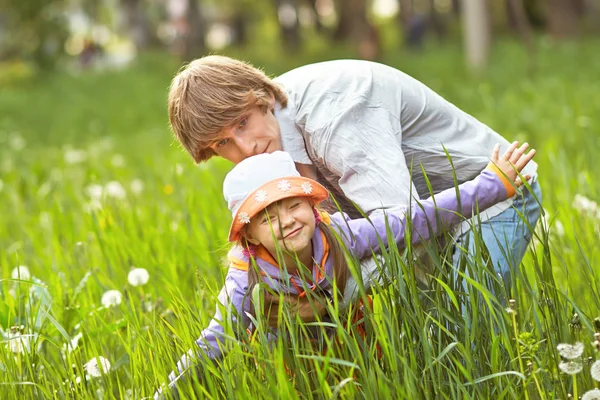 Happy father and daughter for a walk summer day — Stock Photo, Image