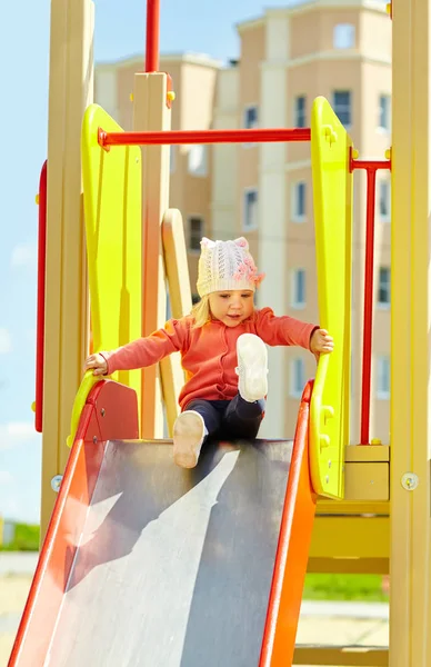 Divertente bambina al parco giochi. bambino sullo scivolo — Foto Stock