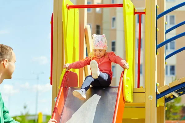 Giocare bambina con il padre nel parco giochi — Foto Stock