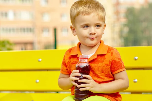 Niño bebiendo de una botella de bebida —  Fotos de Stock