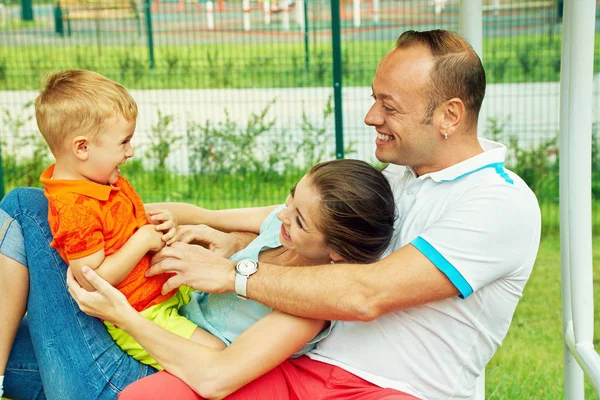 Retrato al aire libre de la familia feliz. Mamá, papá y el niño —  Fotos de Stock